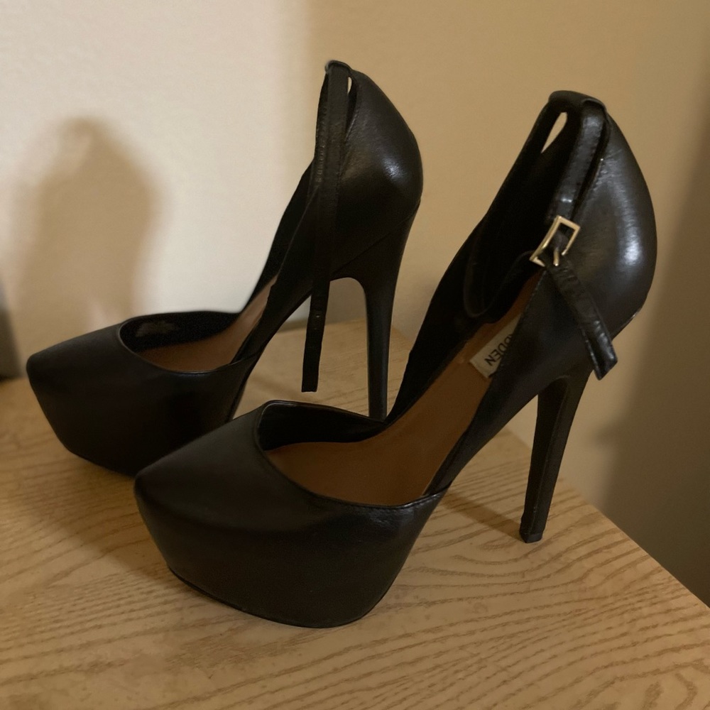 Steve Madden Black Leather Platform Pumps • NWT